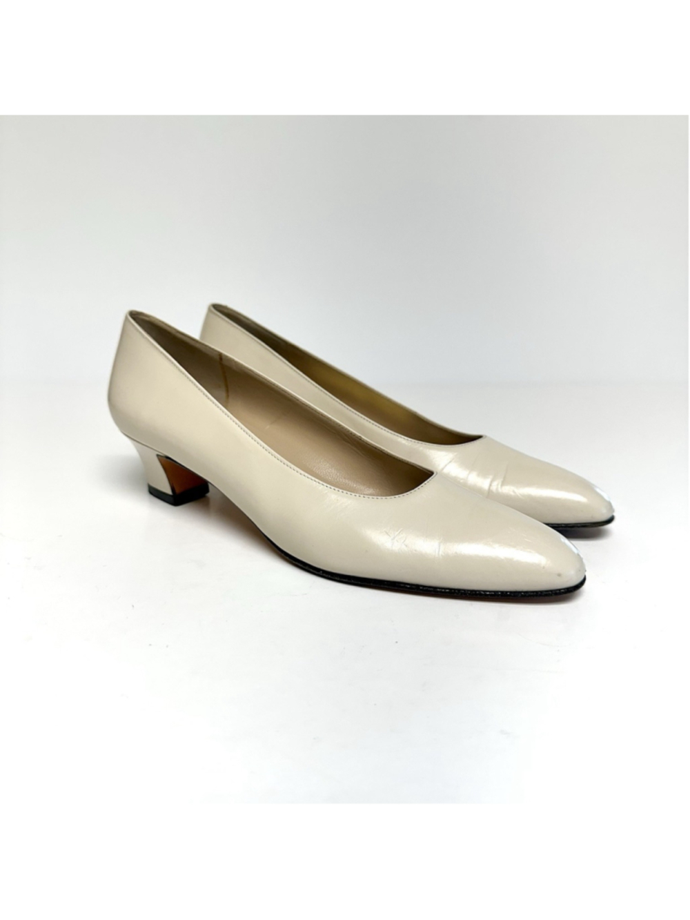 Vtg Salvatore Ferragamo Cream Leather Low Heel Pumps W Size 6.5 AAAA Narrow - Picture 2 of 16
